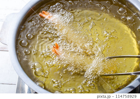 エビフライを揚げる 114758929