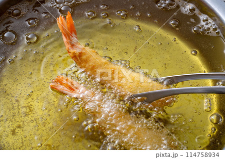 エビフライを揚げる 114758934