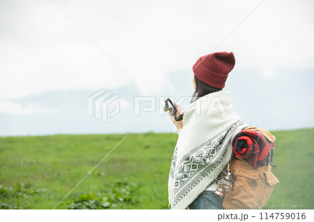 写真を撮る女性 114759016