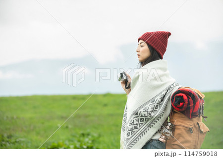 写真を撮る女性 写真を撮る女性 114759018