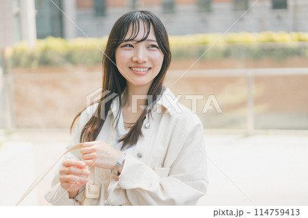 休日に都会を街歩きする若い女性 114759413