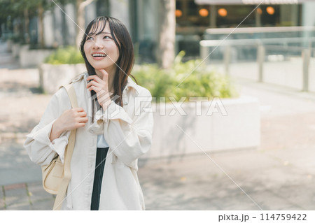 休日に都会を街歩きする若い女性 114759422