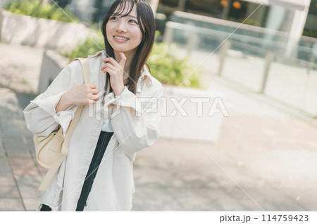 休日に都会を街歩きする若い女性 休日に都会を街歩きする若い女性 114759423