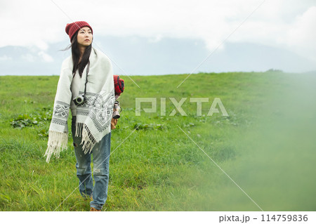 草原を歩くバックパッカー 草原を歩くバックパッカー 114759836