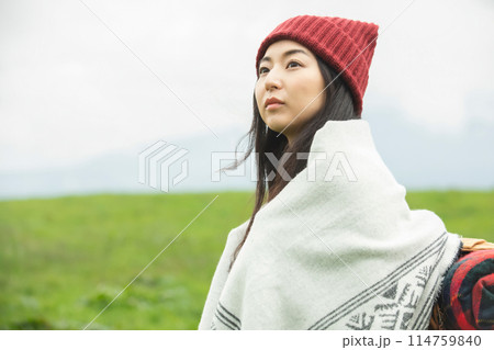 自然の中を歩く女性 自然の中を歩く女性 114759840