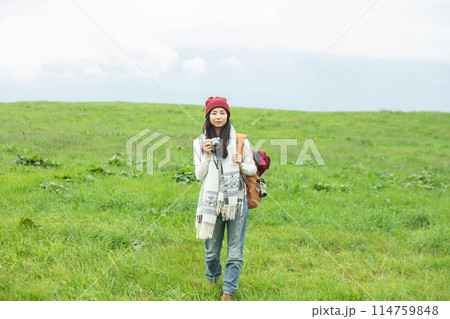 草原でカメラを構える女性 114759848