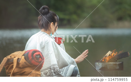 焚き火をする女性 114759955
