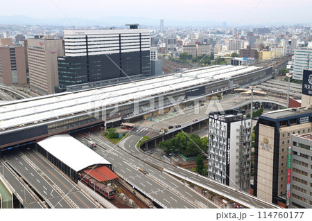 JR新大阪駅と新御堂筋:地下鉄御堂筋線直通の30000系電車 JR新大阪駅と新御堂筋:地下鉄御堂筋線直通の30000系電車 114760177