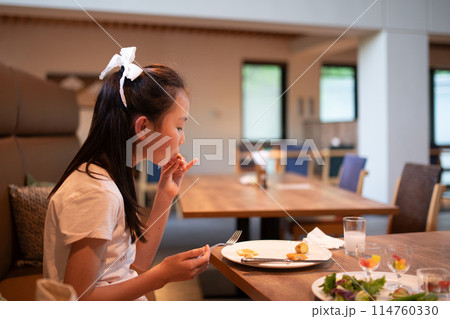 レストランで食事をする女の子 114760330