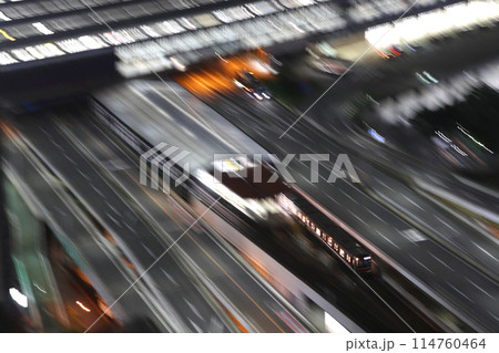 23:45：終電時間帯の新大阪駅を発車する大阪メトロ御堂筋線30000系電車 114760464