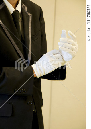 葬式会場スタッフイメージ素材 114760588