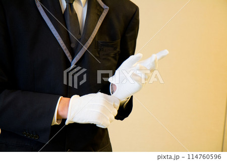 葬式会場スタッフイメージ素材 114760596