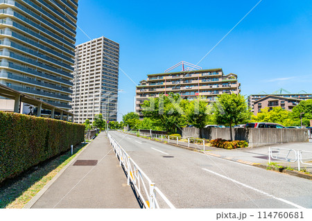たくさんの高層マンションが並ぶ多摩ニュータウンの住宅街 114760681