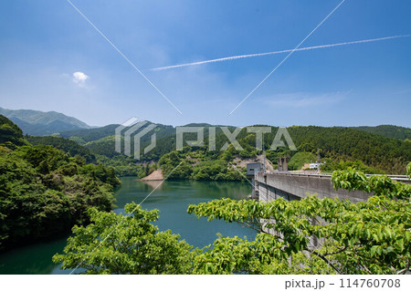 ダムから眺める青い空 114760708