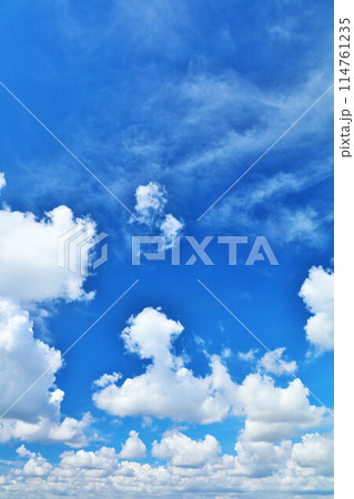 夏の青空と雲 114761235