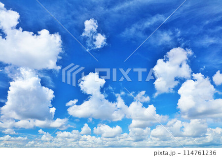 夏の青空と雲 114761236
