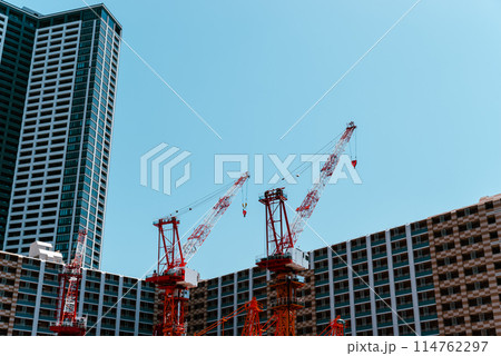 建設中のクレーンと高層マンション 東京 勝どき 2024.05 シアン色 建設中のクレーンと高層マンション 東京 勝どき 2024.05 シアン色 114762297
