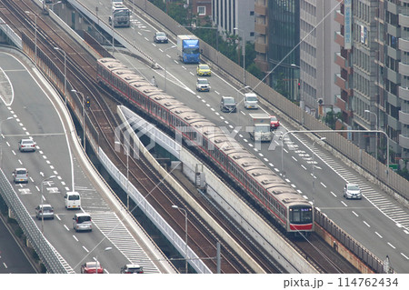 朝ラッシュ時間帯の新御堂筋と大阪メトロ御堂筋線30000系電車 朝ラッシュ時間帯の新御堂筋と大阪メトロ御堂筋線30000系電車 114762434