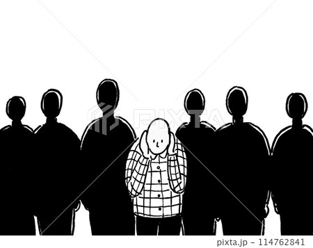 耳を塞いで怯える人物と群衆、モノクロ 耳を塞いで怯える人物と群衆、モノクロ 114762841
