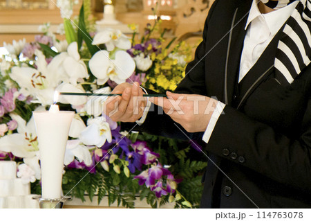 葬式会場スタッフイメージ素材 114763078