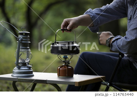 キャンプを楽しむ男性 キャンプを楽しむ男性 114763440