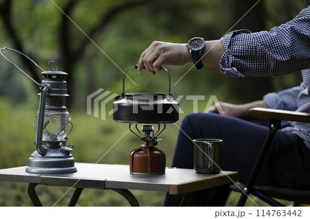 キャンプを楽しむ男性 114763442