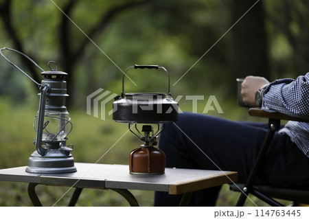 キャンプを楽しむ男性 114763445