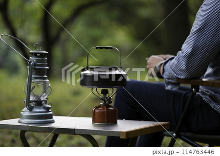 キャンプを楽しむ男性 114763446