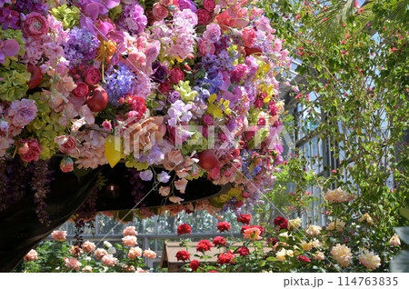 京成バラ園のメリーゴーランド「ブリリアントツリー」の上部 京成バラ園のメリーゴーランド「ブリリアントツリー」の上部 114763835