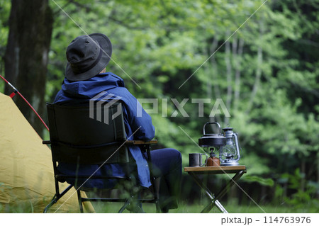 ソロキャンプ を楽しむ男性 114763976