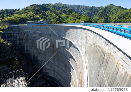 矢木沢ダム　アーチ式の堤体 114763988
