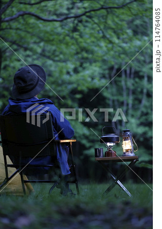 夕暮れのキャンプを楽しむ男性 114764085