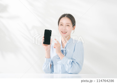 スマホを持つ女性 スマホを持つ女性 114764286