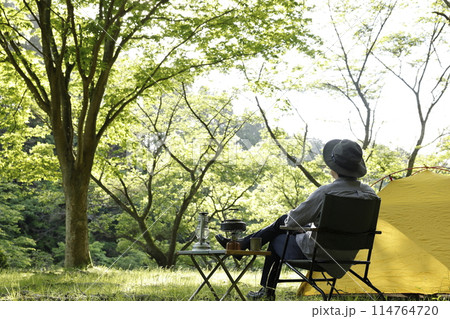 キャンプを楽しむ男性 キャンプを楽しむ男性 114764720