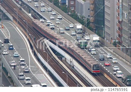 朝ラッシュで混雑する新御堂筋と大阪メトロ御堂筋線30000系電車 114765591