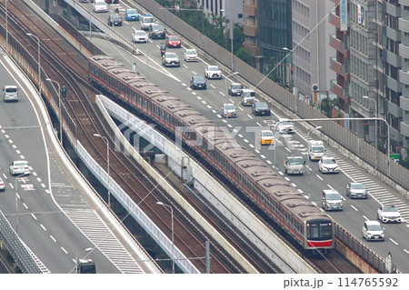 朝ラッシュで混雑する新御堂筋と大阪メトロ御堂筋線30000系電車 114765592