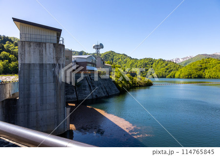 矢木沢ダム水門と奥利根湖 矢木沢ダム水門と奥利根湖 114765845