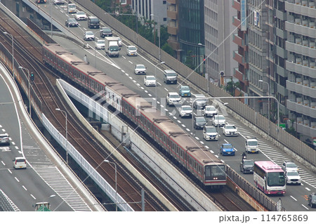 朝ラッシュの新御堂筋を行く夜行バスと大阪メトロ御堂筋線21系電車 朝ラッシュの新御堂筋を行く夜行バスと大阪メトロ御堂筋線21系電車 114765869