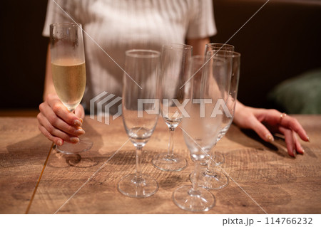 お酒を沢山飲む女性 114766232