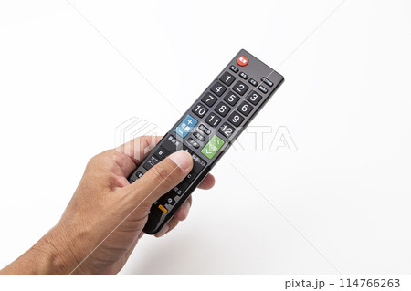 テレビのリモコンを持つ男性の手 テレビのリモコンを持つ男性の手 114766263