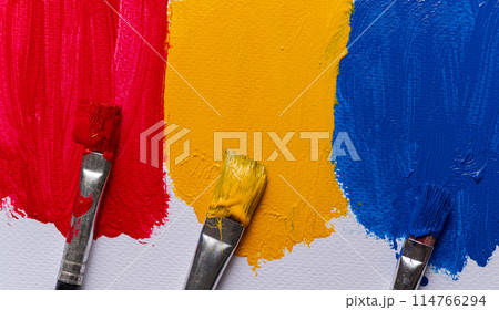 カラフルな色を塗る 114766294