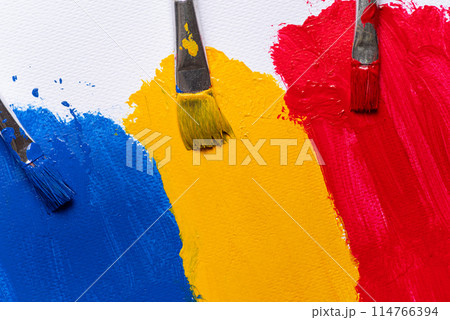 カラフルな色を塗る カラフルな色を塗る 114766394