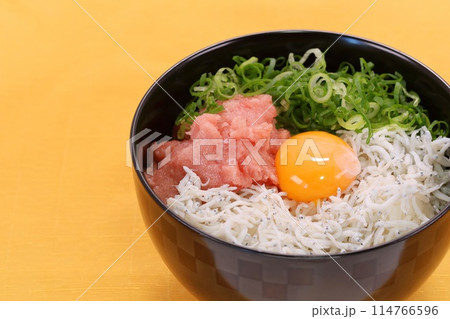 シラスとマグロのたたき丼　海鮮丼　玉子　ねぎ 114766596