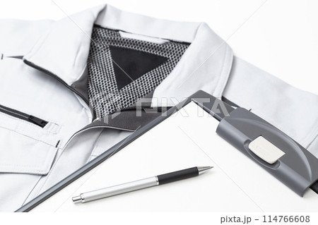 白背景に作業服とクリップボード 白背景に作業服とクリップボード 114766608