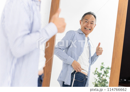 ミドル男性　メタボ　計る　ガッツポーズ 114766662