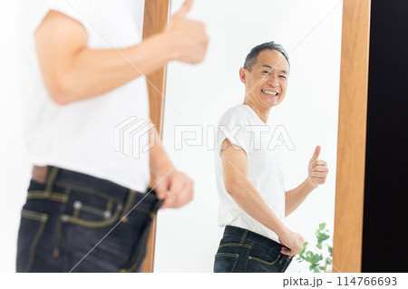 ミドル男性　ダイエット　サムズアップ 114766693