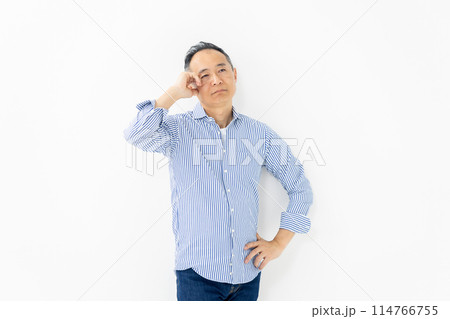 ミドル男性　カジュアル　悩む 114766755