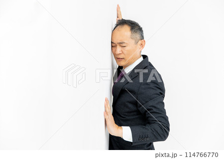ミドル男性　ビジネス　倒れる 114766770