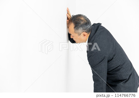 ミドル男性　ビジネス　壁にもたれる 114766776