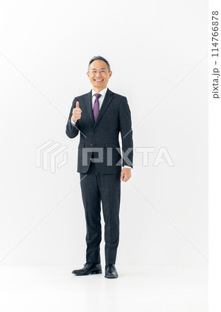 ミドル男性 ビジネス サムズアップ 縦 ミドル男性 ビジネス サムズアップ 縦 114766878